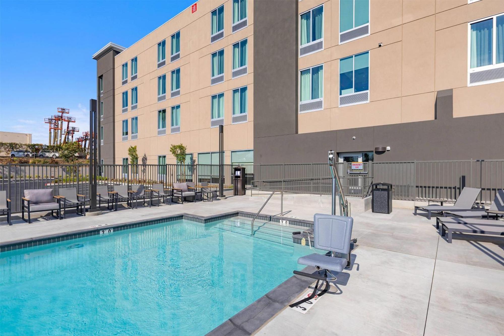 La Quinta Inn & Suites By Wyndham لا هابرا المظهر الخارجي الصورة